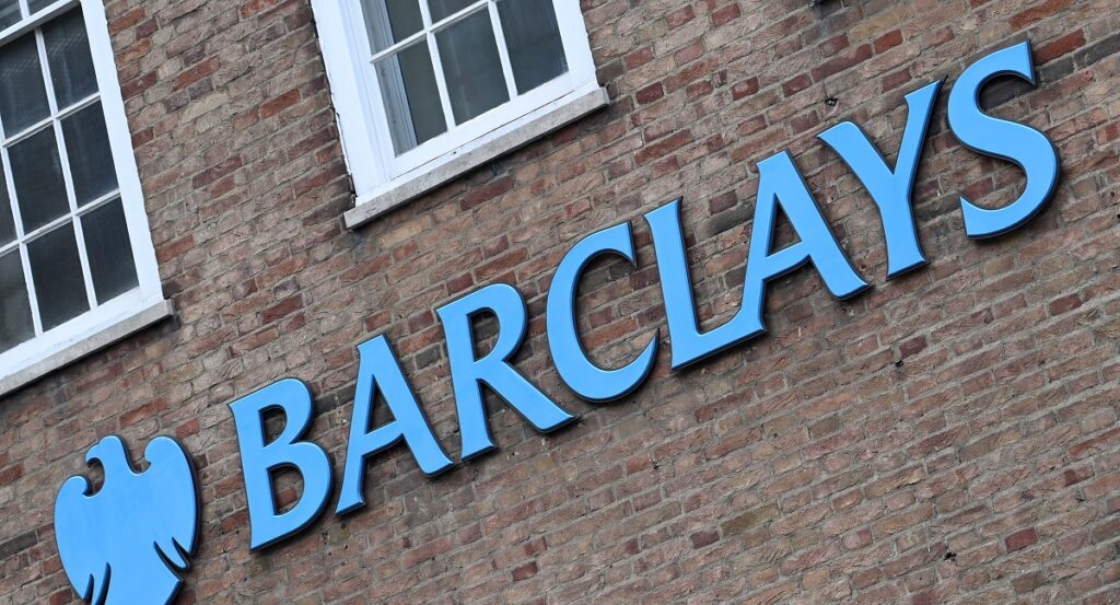 Barclays: Προβλέπει μείωση του επιτοκίου της BoE κατά 100 μ.β.