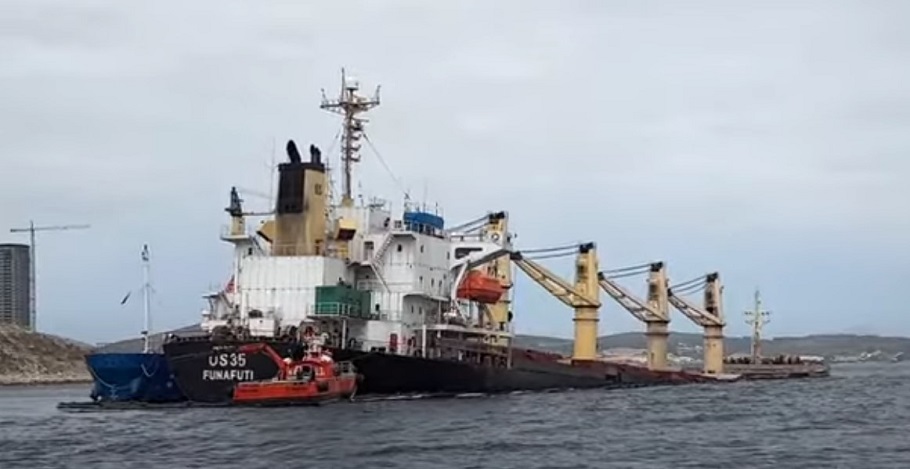 Διαρροή καυσίμου από το Bulk Carrier «OS 35» © youtube