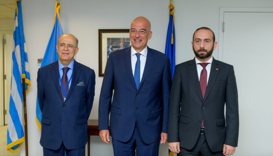 Ο υπουργός Εξωτερικών Νίκος Δένδιας φωτογραφίζεται με τους ομολόγους του, της Κύπρου Ιωάννη Κασουλίδη και της Αρμενίας Ararat Mirzoyan ©ΑΠΕ-ΜΠΕ