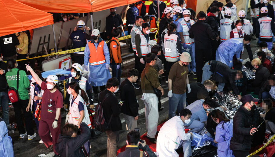 Νεκροί και τραυματίες σε εορταστική σε εκδήλωση για το Χάλογουιν στη Σεούλ © EPA/YONHAP SOUTH KOREA OUT