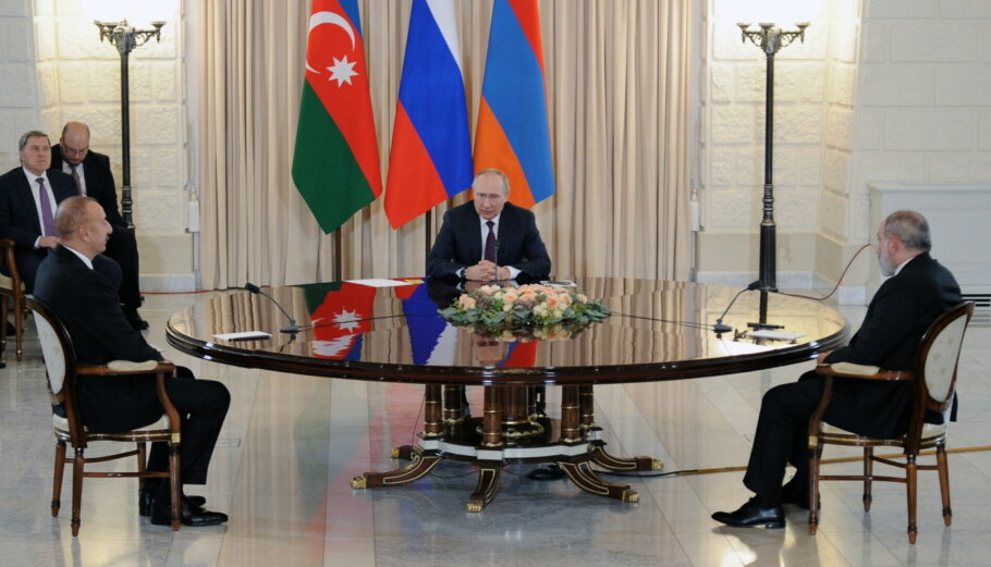 Ο Βλαντίμιρ Πούτιν με τους προέδρους Αρμενίας και Αζερμπαϊτζάν στο Σότσι © EPA/MIKHAIL KLIMENTYEV / SPUTNIK / KREMLIN POOL