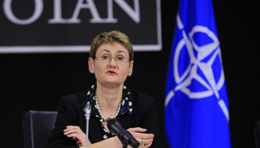 Η εκπρόσωπος του ΝΑΤΟ Οάνα Λουνγκέσκου © EPA/OLIVIER HOSLET
