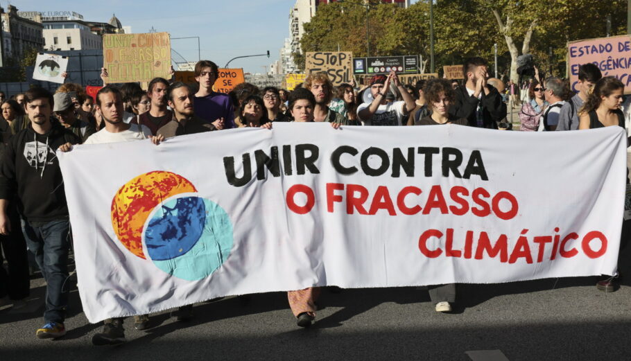 Διαδήλωση για το κλίμα στη Λισαβόνα © EPA/MANUEL DE ALMEIDA