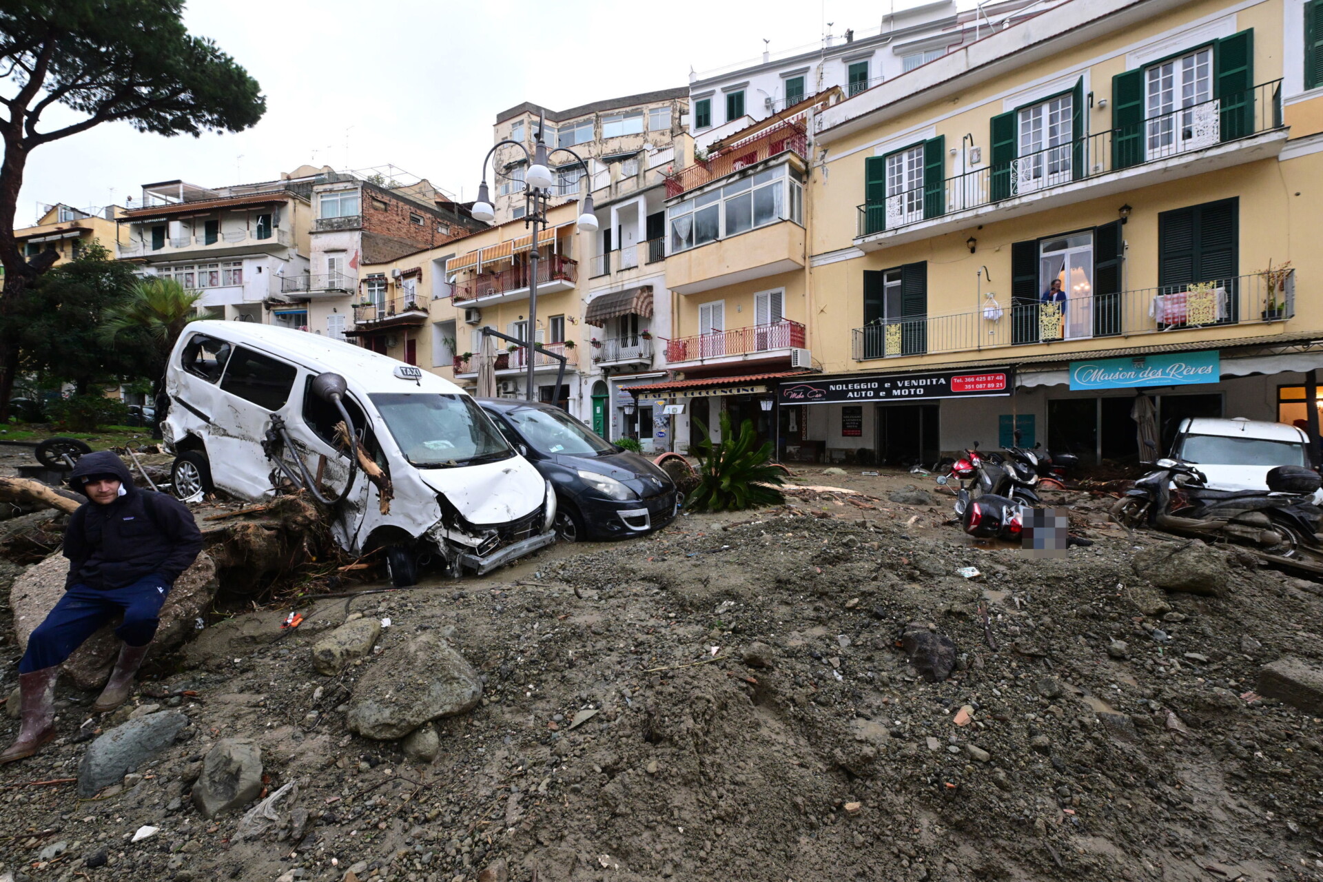 Φονικές πλημμύρες στο νησί Ίσκια της Ιταλίας © EPA/CIRO FUSCO ITALY OUT