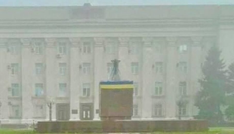 Ουκρανική σημαία στη Χερσώνα © Twitter