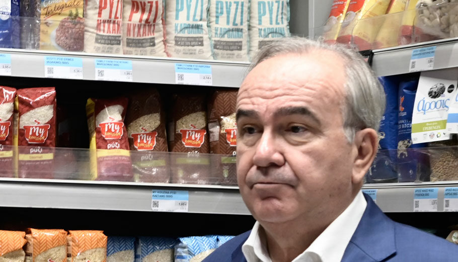 Ο Γιάννης Παπαθανάσης σε σούπερ μάρκετ κατά τη διάρκεια ελέγχου για το καλάθι του νοικοκυριού © Eurokinissi