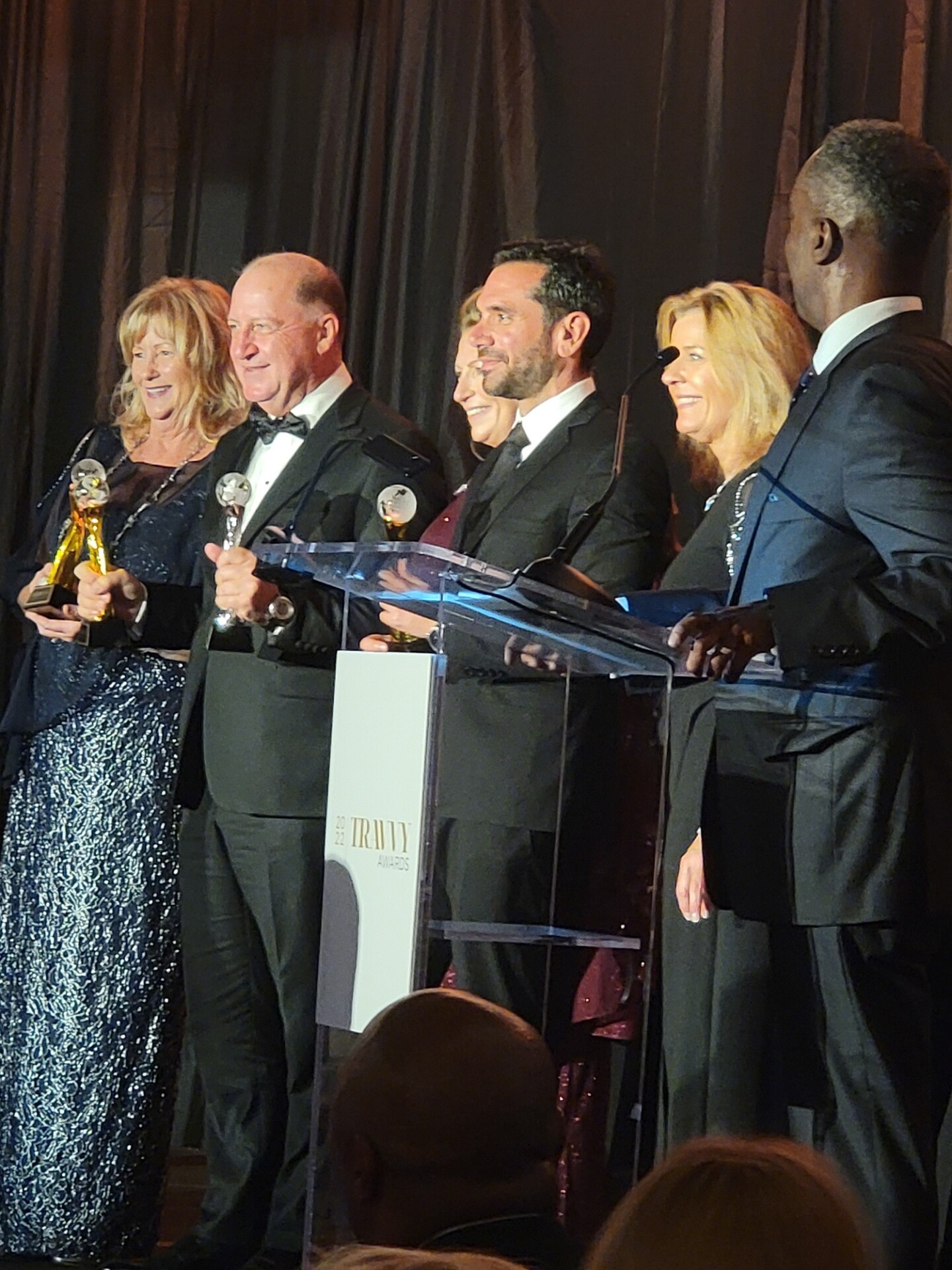 Ο προϊστάμενος της Υπηρεσίας ΕΟΤ ΗΠΑ & Καναδά, Κ. Χαροκόπος (δεύτερος από αριστερά), κατά την τελετή απονομής των Travvy Awards 2022.