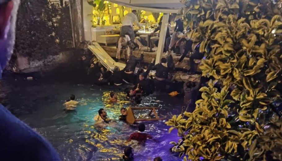Άνθρωποι στο νερό μετά την υποχώρηση του αιθρίου σε εστιατόριο της Κωνσταντινούπολης © twitter.com/Haber