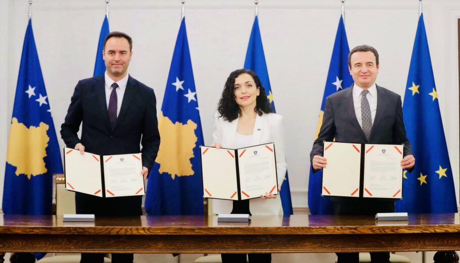 Υπογραφή για το αίτημα ένταξης του Κοσόβου στην ΕΕ © Twitter / Vjosa Osmani