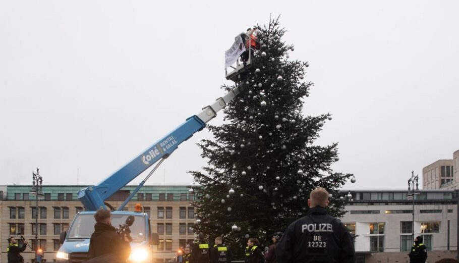 Ακτιβιστές πριόνισαν την κορυφή του χριστουγεννιάτικου δένδρου του Βερολίνου © twitter.com/welt