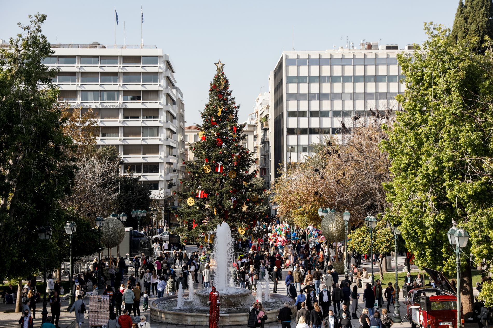 Κόσμος στην πλατεία Συντάγματος ©Eurokinissi