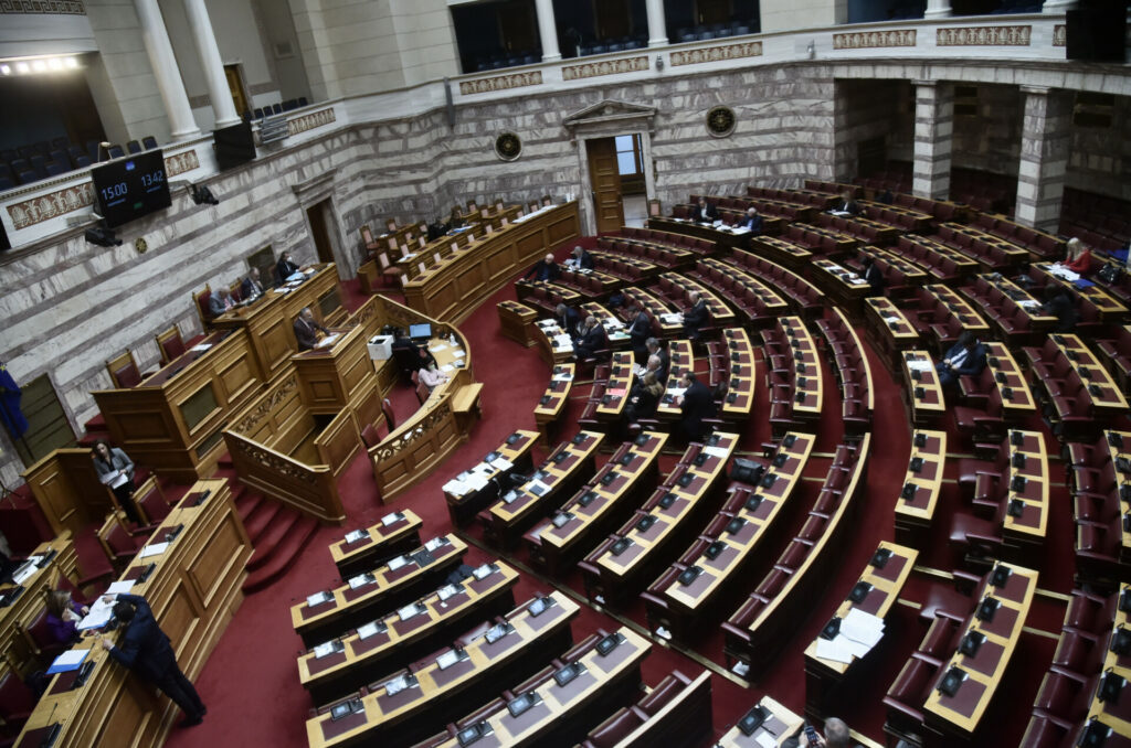 Τέμπη: Στη Βουλή το ν/σ για τη στήριξη των οικογενειών θυμάτων