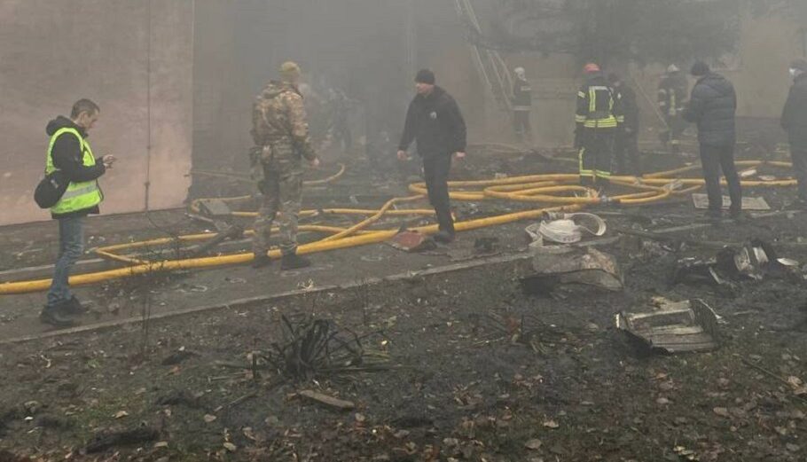 Ελικόπτερο έπεσε σε κτίριο κοντά σε παιδικό σταθμό στην πόλη Μπρόβαρι © twitter/AZgeopolitics