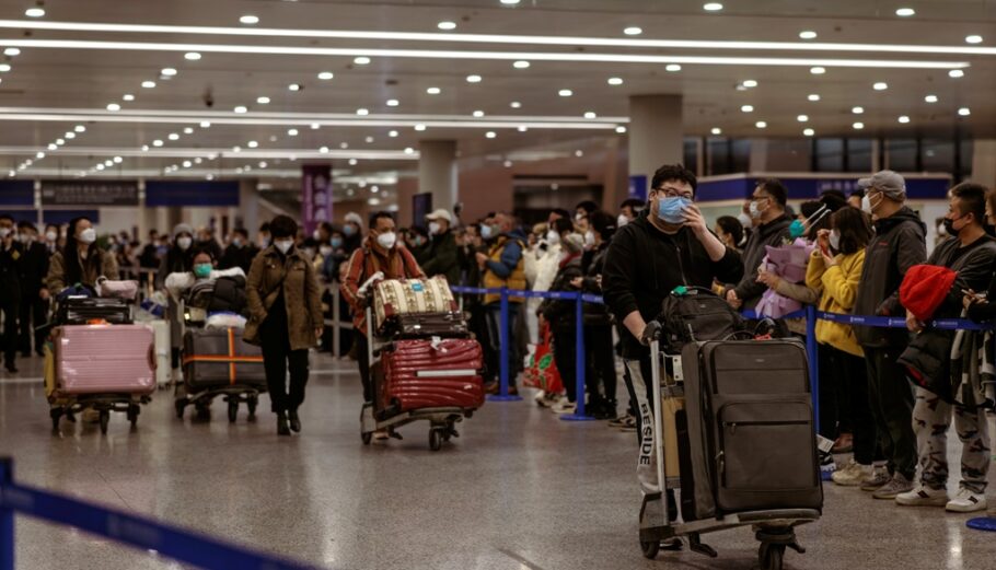 Ταξιδιώτες σε αεροδρόμο της Κίνας @ EPA / ALEX PLAVEVSKI