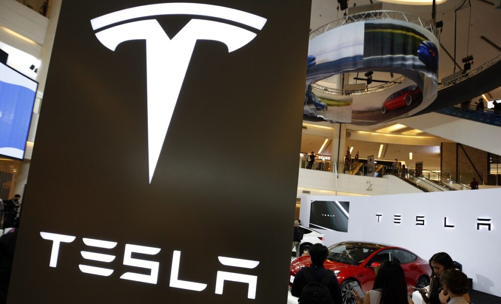 Η Tesla ανακαλεί 376.241 οχήματα στις ΗΠΑ