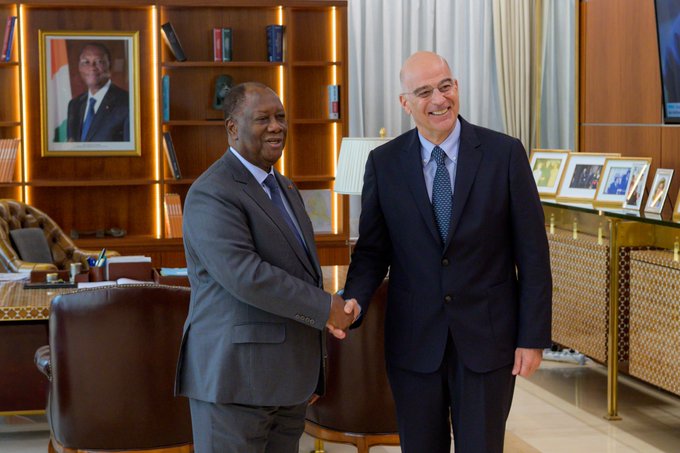 Ο Νίκος Δένδιας και ο Πρόεδρος της Ακτής του Ελεφαντοστού, Αλασάν Ουαταρά © Twitter / Nikos Dendias