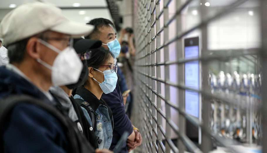 Ταξιδιώτες από το Χονγκ Κονγκ περνούν τα σύνορα με την ηπειρωτική Κίνα © EPA/JEROME FAVRE