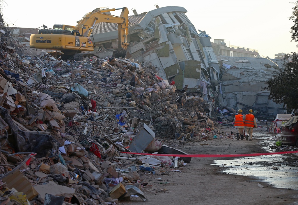 Συντρίμμια από το σεισμό στην Τουρκία @ EPA/TOLGA BOZOGLU