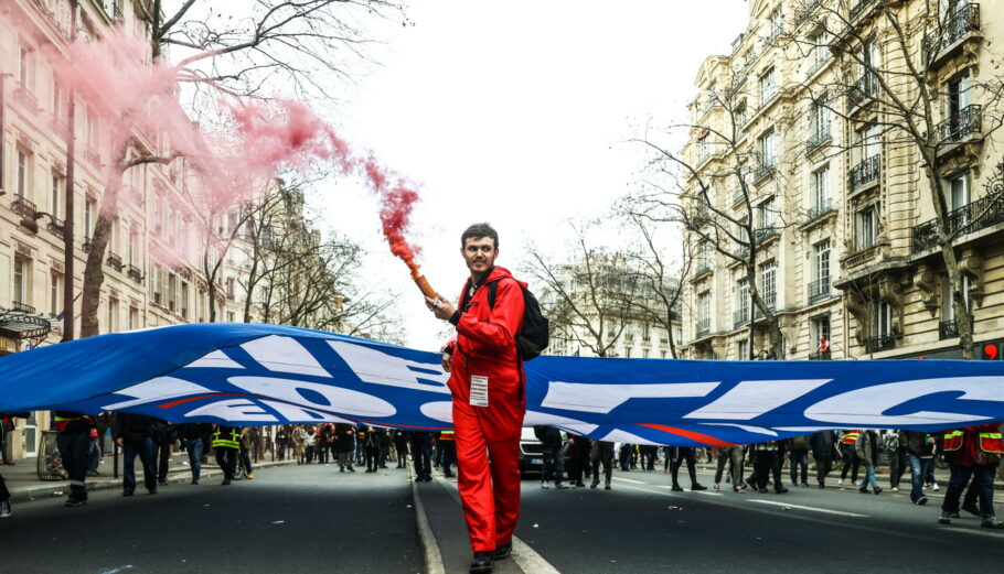 Διαδηλώσεις στη Γαλλία για το συνταξιοδοτικό © EPA/MOHAMMED BADRA