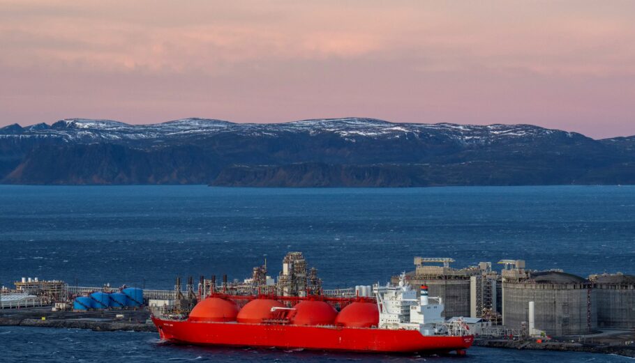 Υποδομές ενέργειας στη Β. Θάλασσα ©EPA/Fredrik Varfjell