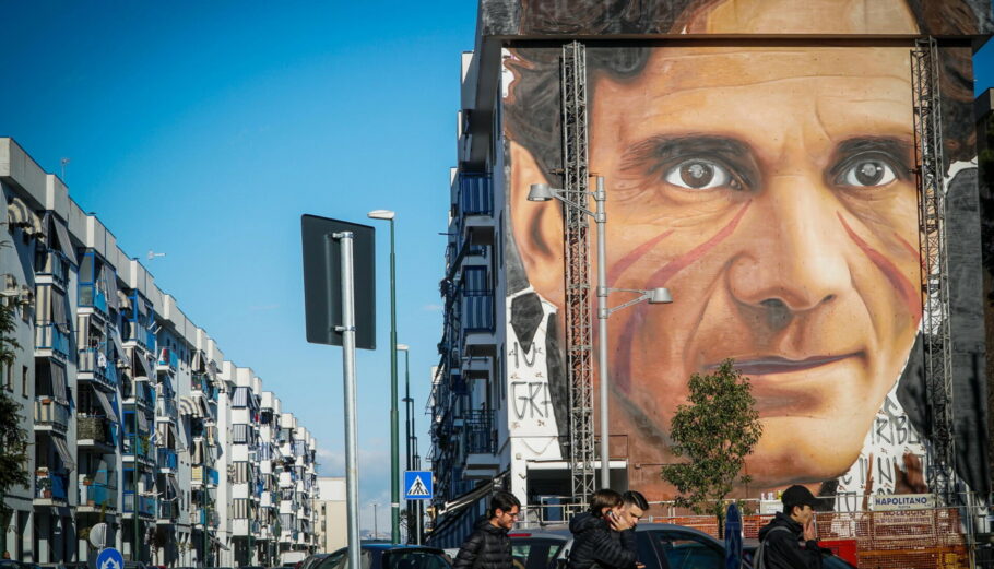 Γιγαντιαία τοιχογραφία του Πιερ Πάολο Παζολίνι στη Νάπολη © EPA/CESARE ABBATE
