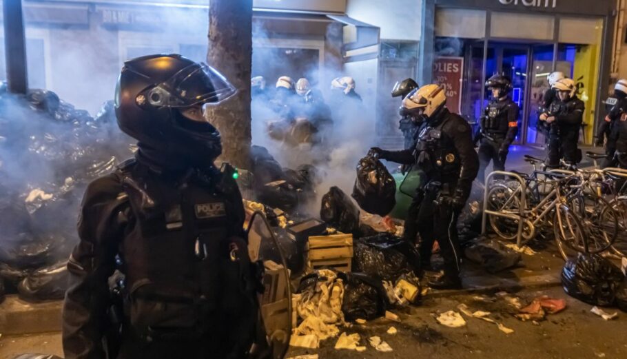 Επεισόδια σε διαδηλώσεις στη Γαλλία / Αστυνομία © EPA/CHRISTOPHE PETIT TESSON