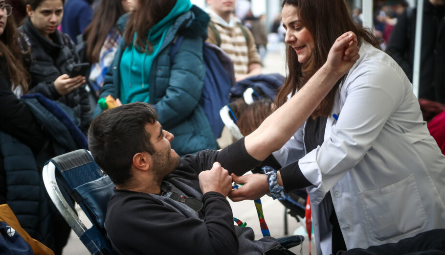 Πλήθος πολιτών ανταποκρίθηκε στην έκτακτη αιμοδοσία που διοργανώθηκε στην κεντρική Πλατεία της Λάρισας © Ευρωκίνηση