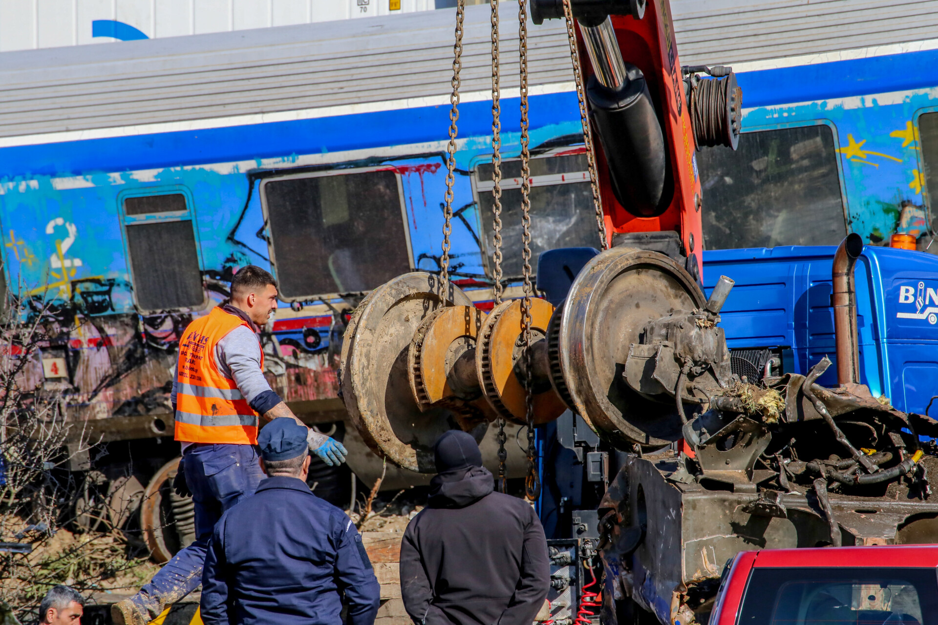 Συνεχίζονται οι έρευνες των σωστικών συνεργείων για τους αγνοούμενους στα συντρίμμια των δύο αμαξοστοιχιών που συγκρούστηκαν στα Τέμπη © Eurokinissi