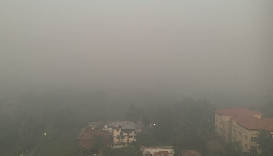 Καίγεται τεράστια χωματερή στην Ινδία - Πνιγμένοι σε τοξικό νέφος οι κάτοικοι © twitter/Anandans76