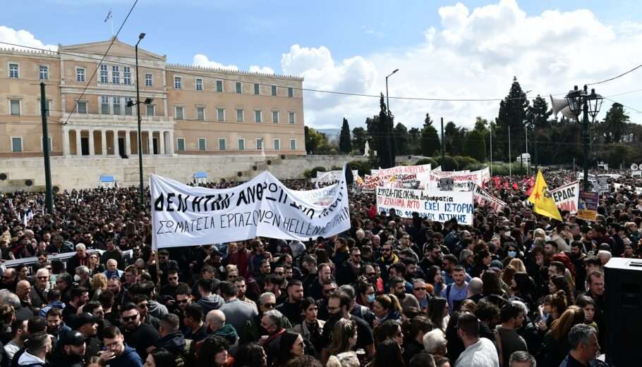 Μαζικές διαδηλώσεις μετά το πολύνεκρο δυστύχημα στα Τέμπη © EUROKINISSI