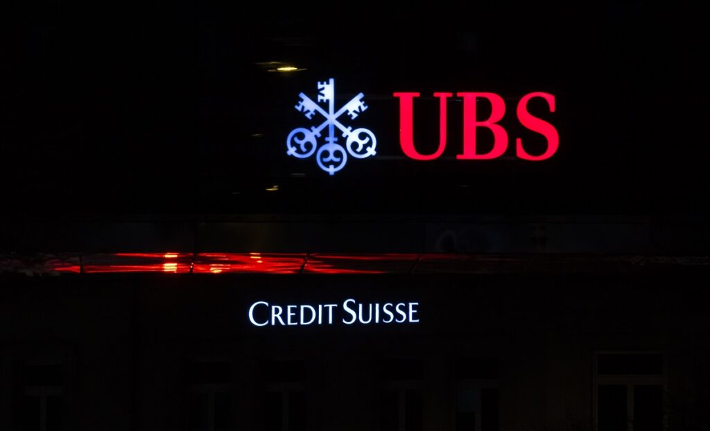 UBS: Απέλυσε πάνω από τους μισούς τραπεζίτες της Credit Suisse