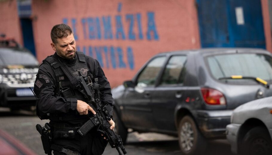 Αστυνομικός στη Βραζιλία © EPA/Isaac Fontana