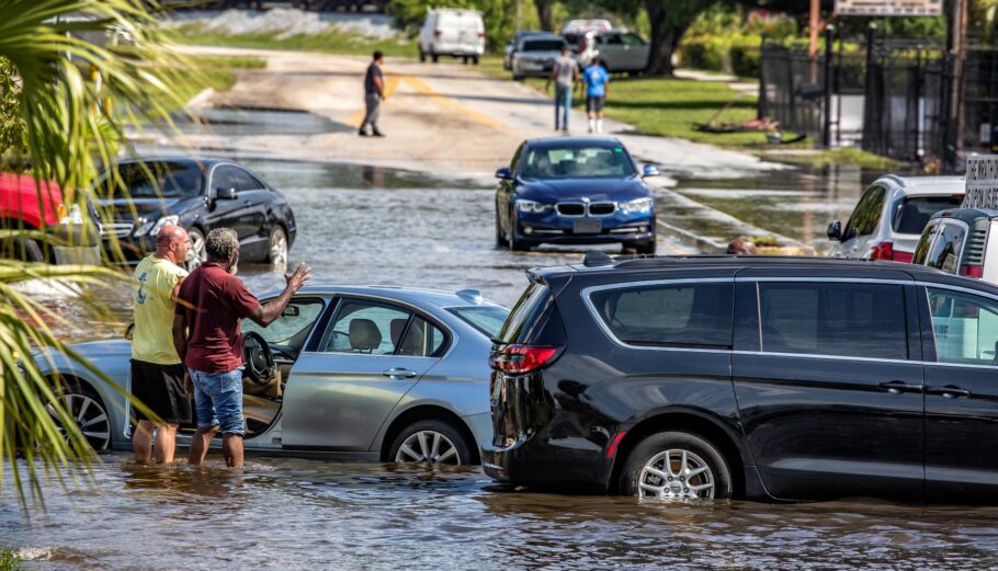Πλημμύρες στο Φορτ Λότερντεϊλ © EPA/CRISTOBAL HERRERA-ULASHKEVICH