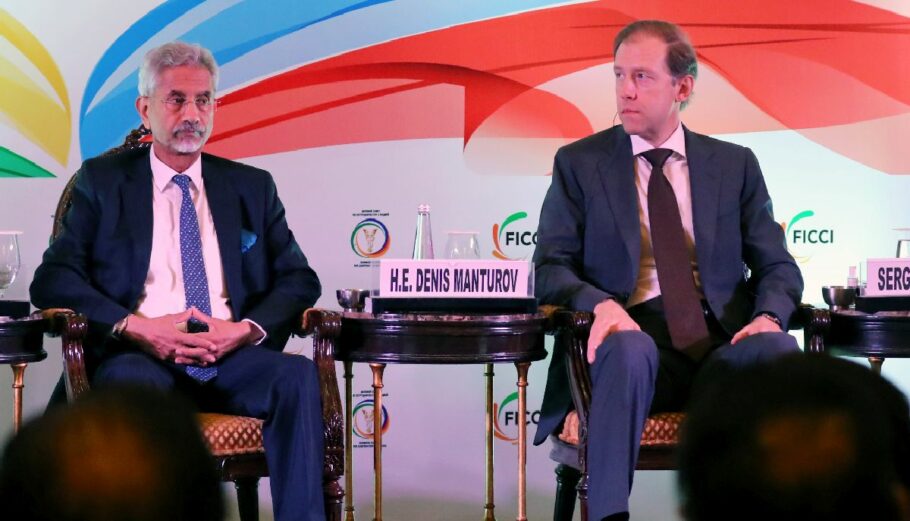 Ο Ρώσος υπουργός Εμπορίου και Βιομηχανίας και ο Ινδός υπουργός Εξωτερικών © EPA/HARISH TYAGI