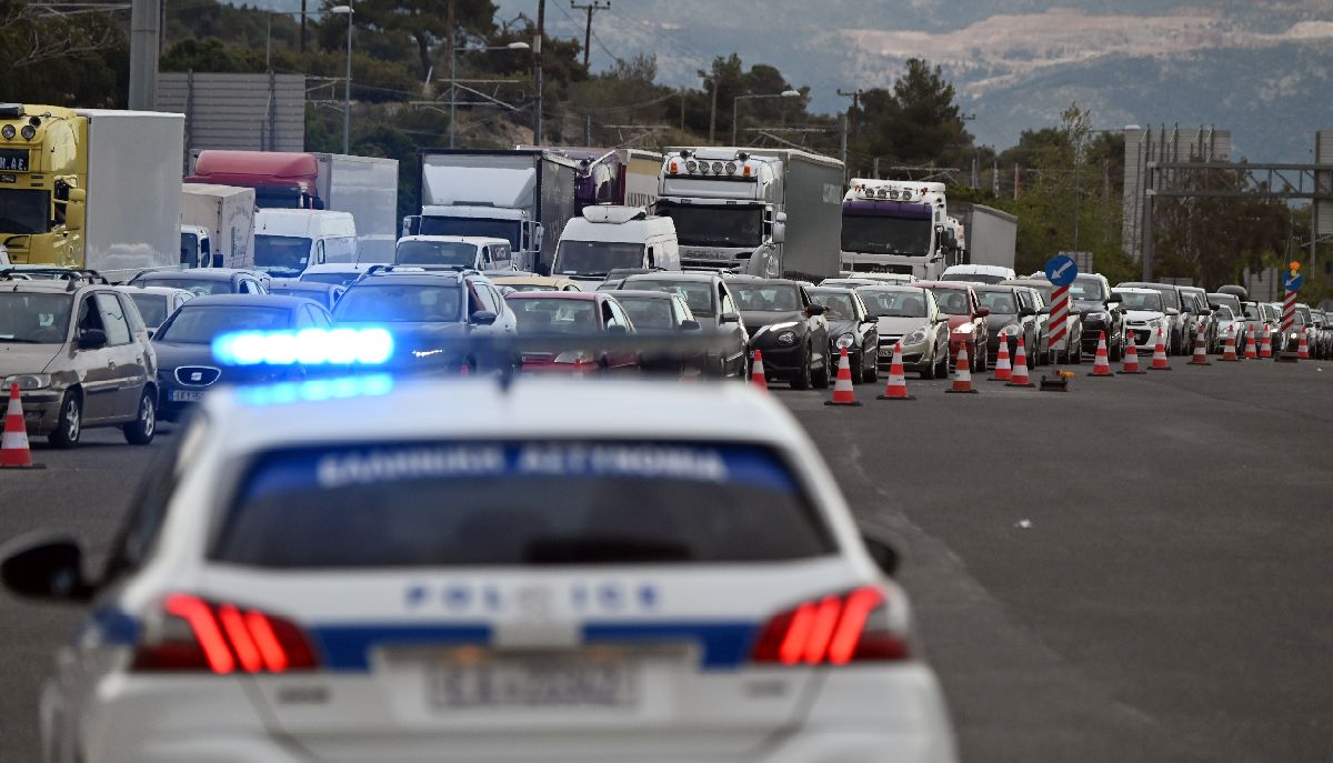 Πάσχα: Πάνω από 100.000 οχήματα έφυγαν από την Αττική