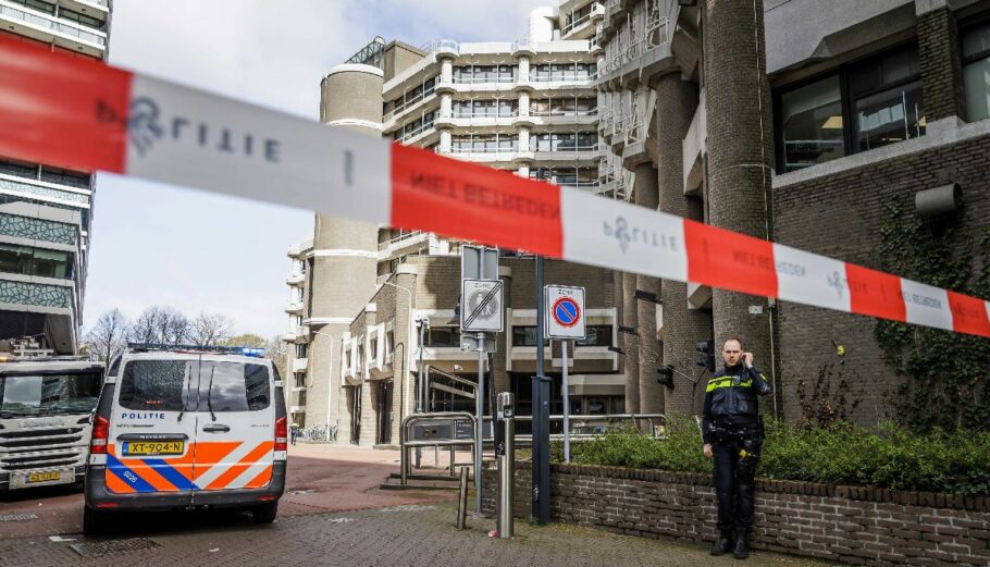 Αστυνομία στο Κοινοβούλιο της Χάγης © EPA/REMKO DE WAAL