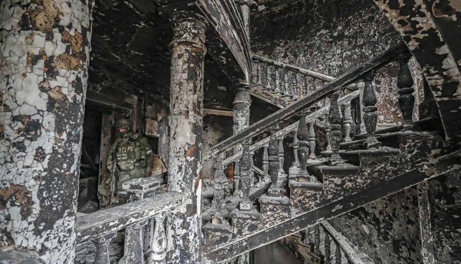 Εικόνα απόλυτης καταστροφής στο θέατρο της Μαριούπολης στην Ουκρανία ©EPA/SERGEI ILNITSKY