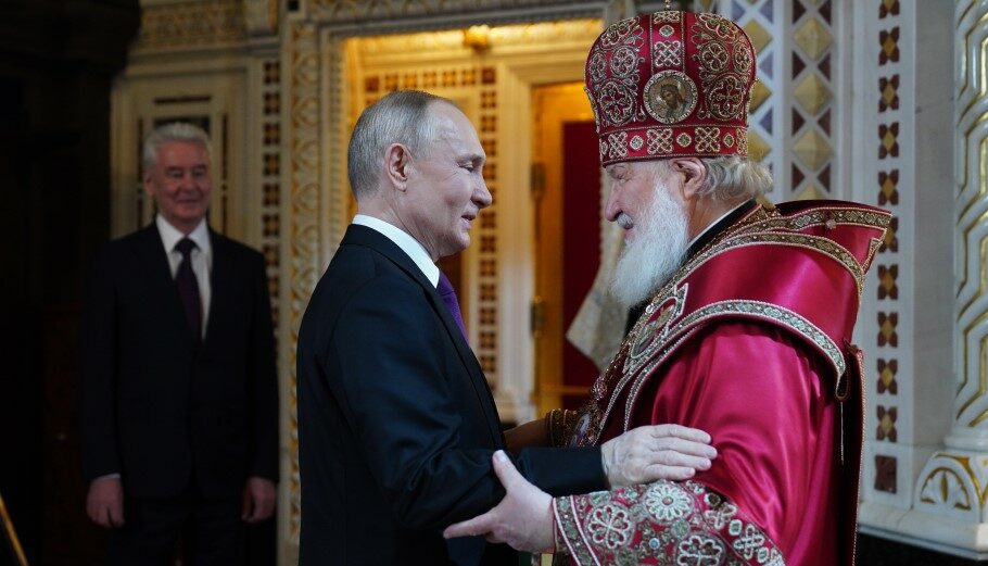 Ο Ρώσος Πατριάρχης Κύριλλος με τον Βλαντίμιρ Πούτιν © EPA/SERGEY VAGANOV