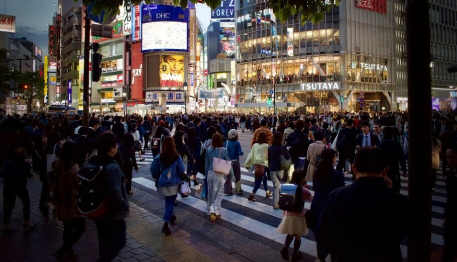 Πολίτες σε δρόμο του Τόκιο © Pixabay