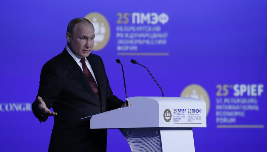 Ο Βλαντιμίρ Πούτιν στο Οικονομικό Φόρουμ της Αγίας Πετρούπολης © EPA/ANATOLY MALTSEV