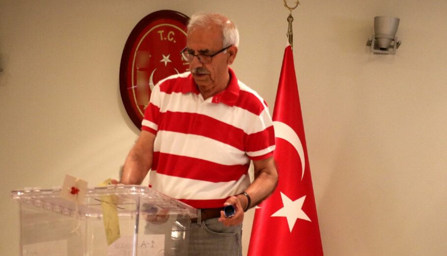 Τούρκοι πολίτες ψηφίζουν στο εξωτερικό © EPA/SOHAIL SHAHZAD
