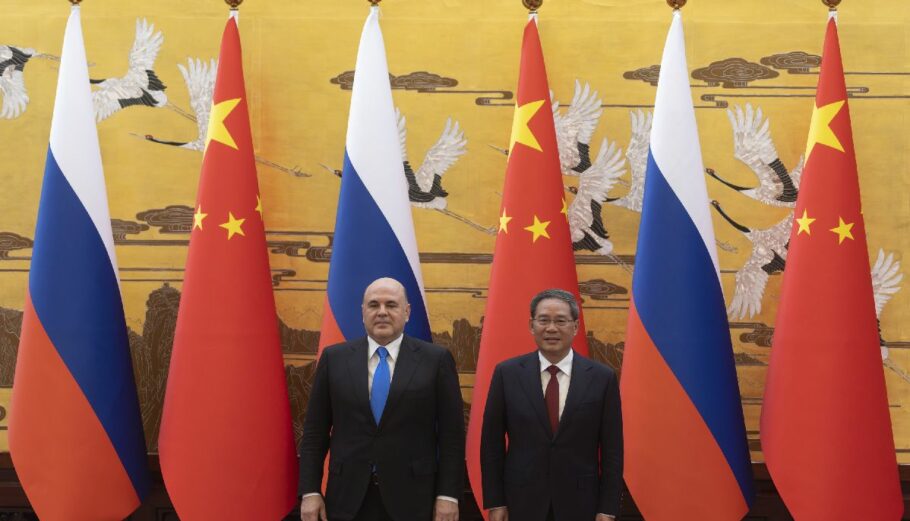 Ο Ρώσος πρωθυπουργός Μιχαήλ Μισούστιν και ο Κινέζος πρωθυπουργός Λι Τσιανγκ στο Πεκίνο © EPA/THOMAS PETER/POOL