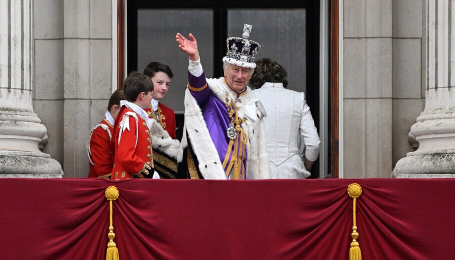 Ο βασιλιάς Κάρολος στο μπαλκόνι του Μπάκιγχαμ © EPA/Neil Hall