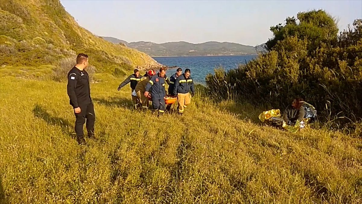 Λέσβος: Απεγκλωβισμός προσφύγων από βραχώδη ακτή