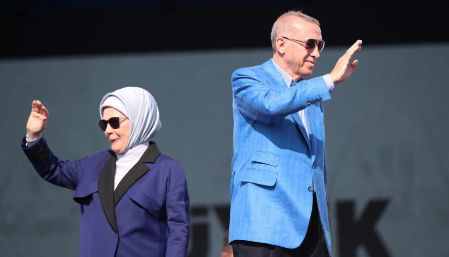 Ο Ρετζέπ Ταγίπ Ερντογάν και η σύζυγός του Εμινέ κατά τη διάρκεια προεκλογικής του συγκέντρωσης στην Κωνσταντινούπολη, Τουρκία © EPA/TOLGA BOZOGLU