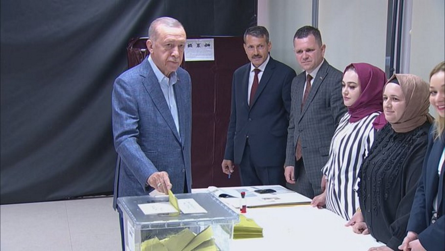 O Ρετζέπ Ταγιπ Ερντογάν ασκεί το εκλογικό του δικαίωμα @twitter.com/trthaber