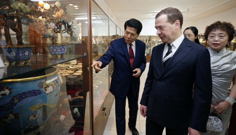 Ο Κινέζος αξιωματούχος Λι Χούι με τον Ντμίτρι Μεντβέντεφ © EPA/DMITRY ASTAKHOV / SPUTNIK / GOVERNMENT PRESS SERVICE / POOL