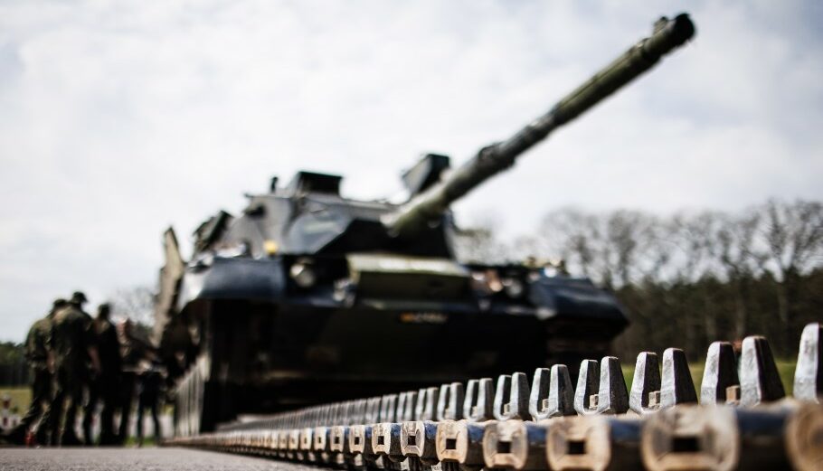 Τεθωρακισμένο Leopard 2 σε στρατόπεδο στη Γερμανία © EPA/CLEMENS BILAN