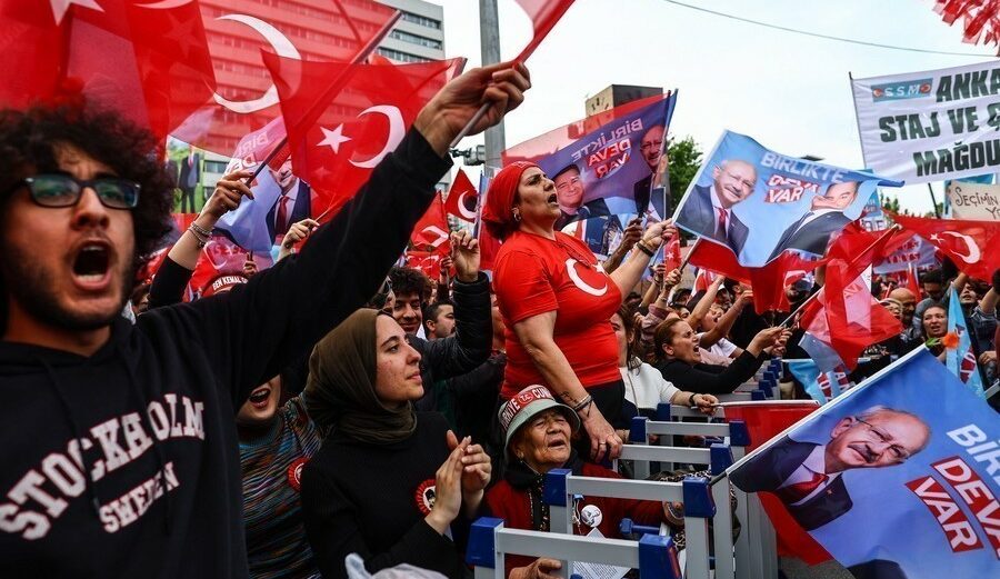 Υποστηρικτές του υποψήφιου Τούρκου προέδρου Κεμάλ Κιλιτσντάρογλου, ηγέτη του αντιπολιτευόμενου Ρεπουμπλικανικού Λαϊκού Κόμματος (CHP), παρακολουθούν την προεκλογική του εκδήλωση στην Άγκυρα @EPA/SEDAT SUNA