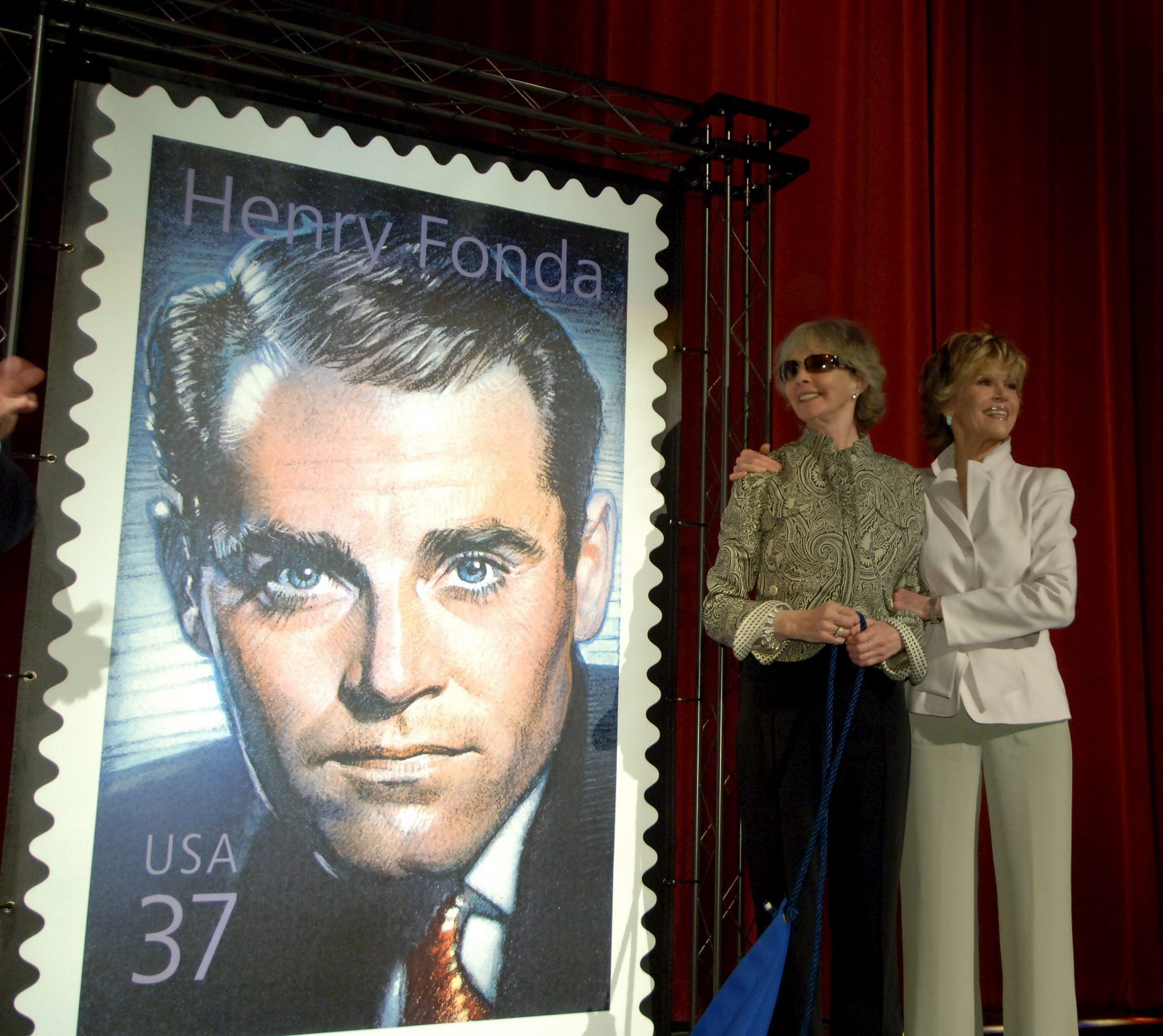 H χήρα του Henry Fonda και η κόρη του Jane στην παρουσίαση γραμματοσήμου προς τιμήν του @ EPA/TODD WAWRYCHUK/HO